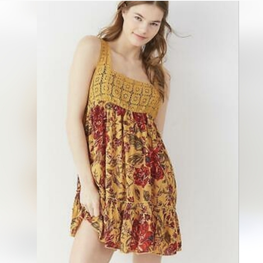 URBAN OUTFITTERS - Mustard Floral Crochet Mini Dress